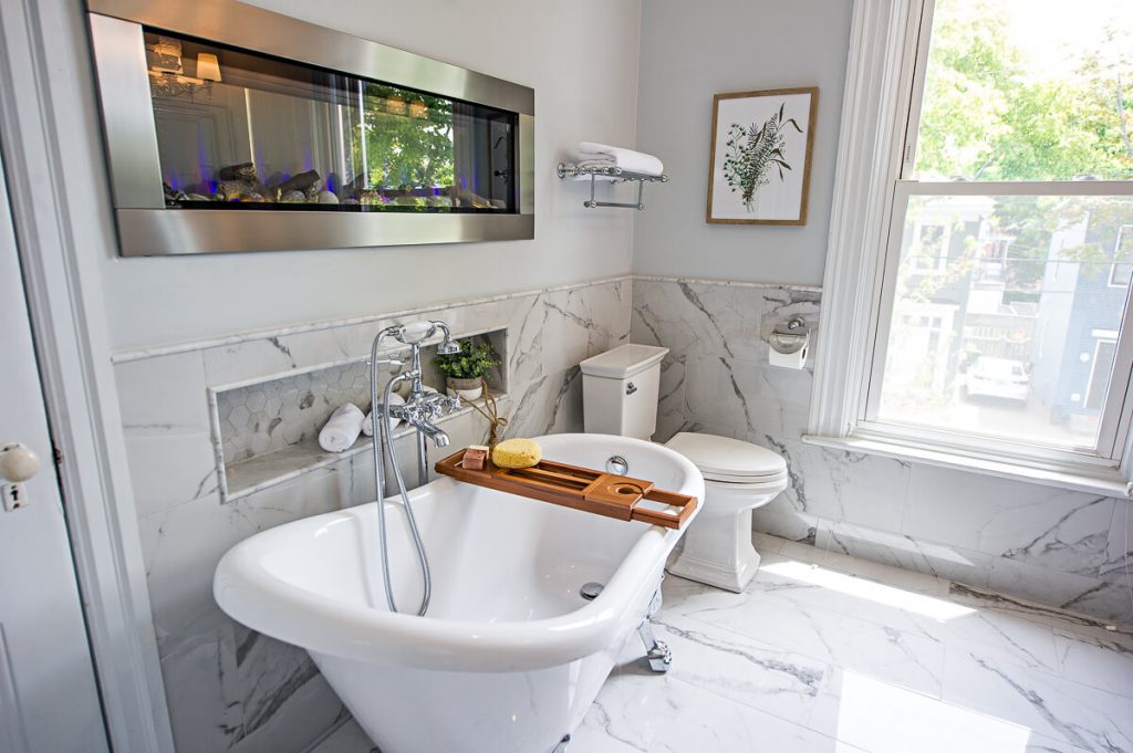 Pro Remodeling Tips For A Functional Small Bathroom Space